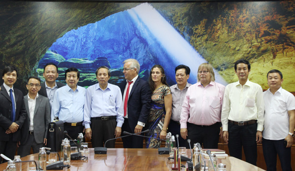 Lãnh đạo tỉnh Quảng Bình chụp hình lưu niệm cùng các nhà đầu tư CHLB Đức.