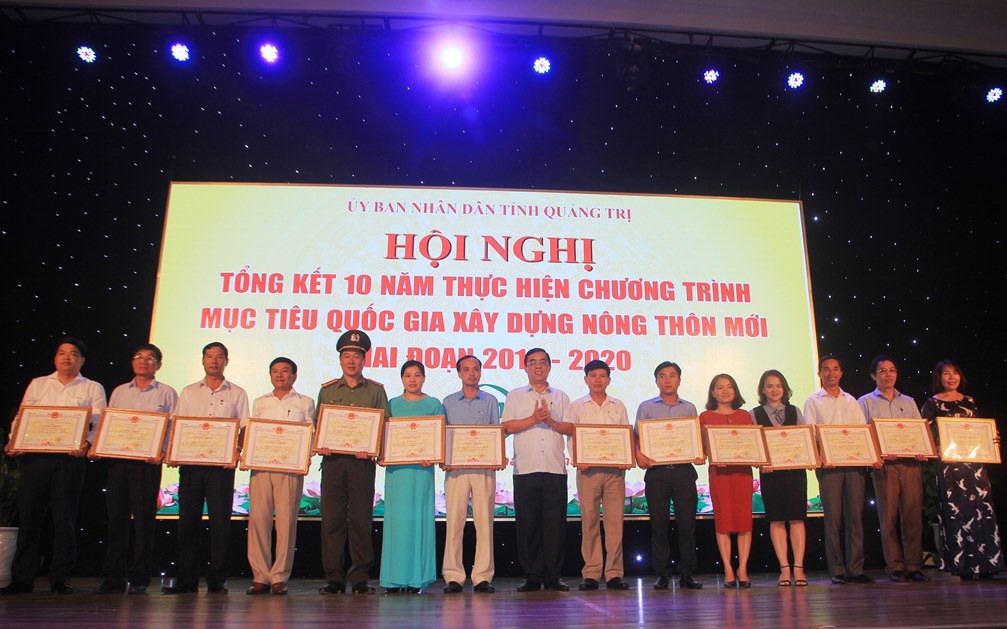 ãnh đạo tỉnh Quảng Trị trao bằng khen cho các tập thể có thành tích xuất sắc trong 10 năm xây dựng NTM.