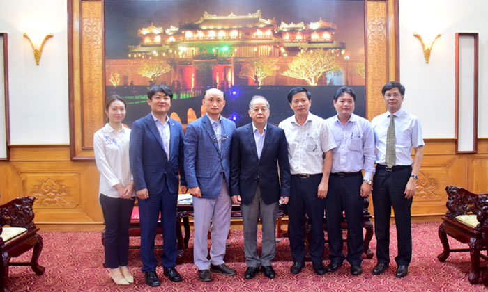 Chủ tịch UBND tỉnh Thừa Thiên Huế Phan Ngọc Thọ chụp ảnh lưu niệm với đại diện Tập đoàn Korea Land & Housing