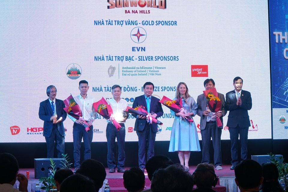 Phó chủ tịch UBND thành phố Đà Nẵng Lê Trung Chinh (ngoài cùng phải ảnh) tặng hoa cho các diễn giả tham dự Hội nghị.