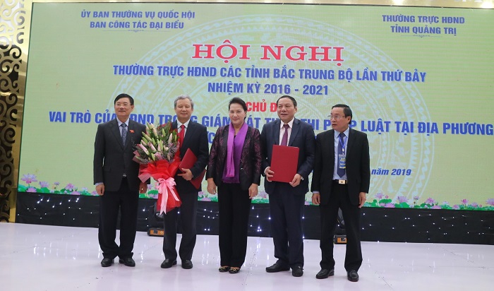 Lãnh đạo tỉnh Quảng Trị bàn giao việc tổ chức hội nghị Thường trực HĐND các tỉnh Bắc Trung bộ lần thứ 8 cho tỉnh Thừa Thiên Huế.