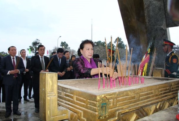 Chủ tịch Quốc hội Nguyễn Thị Kim Ngân dâng hương tri ân các anh hùng liệt sĩ tại Nghĩa trang liệt sĩ quốc gia Đường 9.
