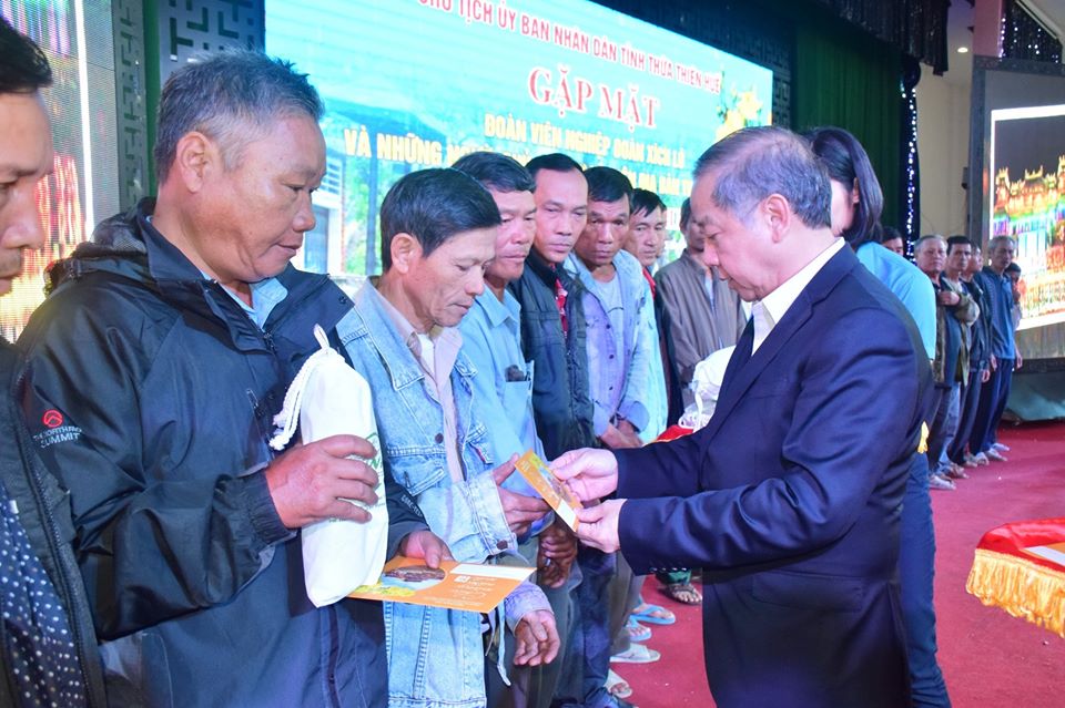Chủ tịch UBND tỉnh Thừa Thiên Huế Phan Ngọc Thọ trao quà cho các đoàn viên nghiệp đoàn Xích lô Huế.