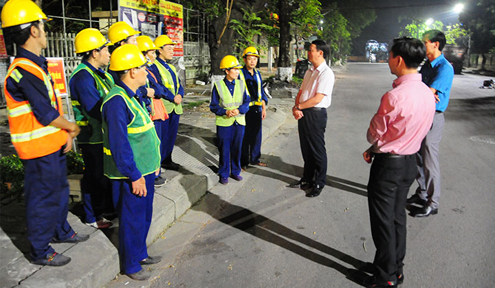 Phó Chủ tịch Phan Thiên Định lắng nghe những tâm tư nguyện vọng của công nhân.