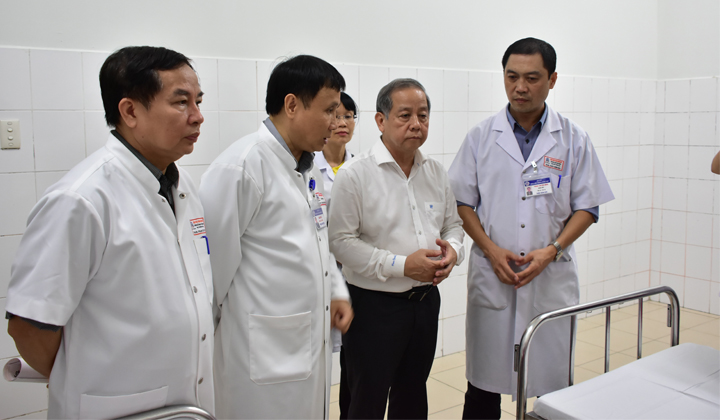 Chủ tịch UBND tỉnh Thừa Thiên Huế Phan Ngọc Thọ trao đổi với các bác sỹ về các biện pháp phòng chống dịch viêm đường hô hấp cấp do vi rút corona.