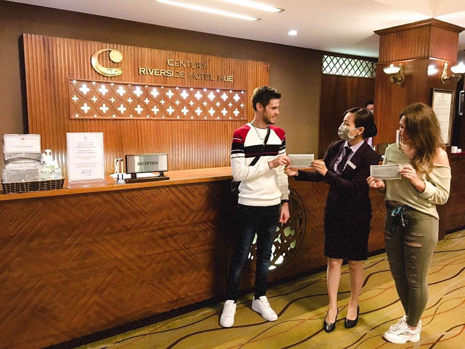 Ngành du lịch Huế triển khai thực hiện phát khẩu trang miển phí cho du khách.