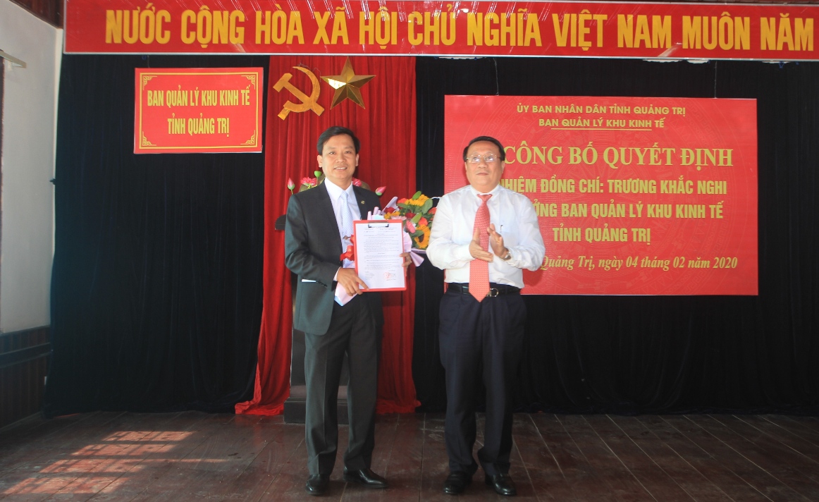 Ông Hà Sỹ Đồng, Phó Chủ tịch Thường trực UBND tỉnh trao quyết định bổ nhiệm Phó Trưởng Ban Quản lý KKT tỉnh cho ông Trương Khắc Nghi.