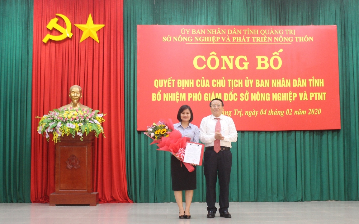Ông Hà Sỹ Đồng, Phó Chủ tịch Thường trực UBND tỉnh trao quyết định bổ nhiệm Phó Giám đốc Sở NN&PTNT cho bà Nguyễn Hồng Phương.