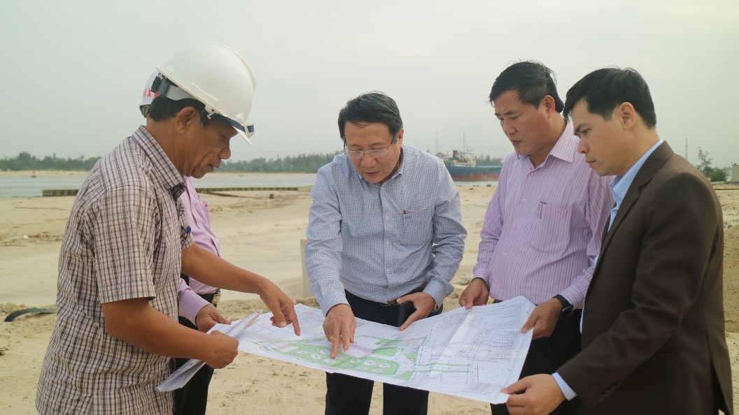 Phó Chủ tịch Thường trực UBND tỉnh Hà Sỹ Đồng kiểm tra tại Dự án kho cảng xăng dầu Hải Hà - Quảng Trị.