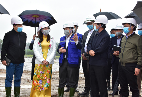 Chủ tịch Phan Ngọc Thọ kiểm tra công trình xây dựng nhà máy chế biến cát, bột thạch anh ít sắt chất lượng cao
