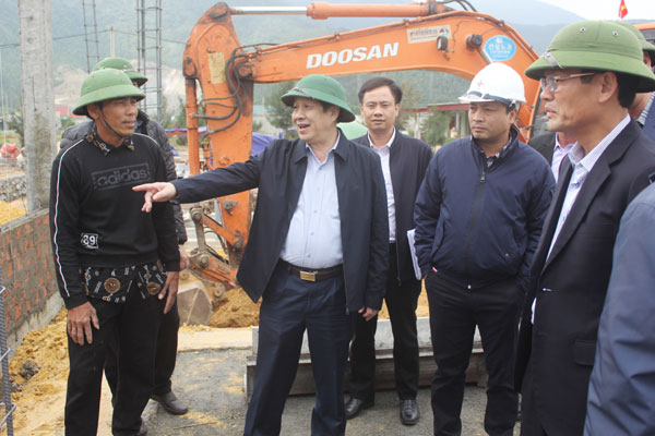 Phó chủ tịch thường trực UBND tỉnh Quảng Bình Nguyễn Xuân Quang kiểm tra tại Dự án khu tái định cư.