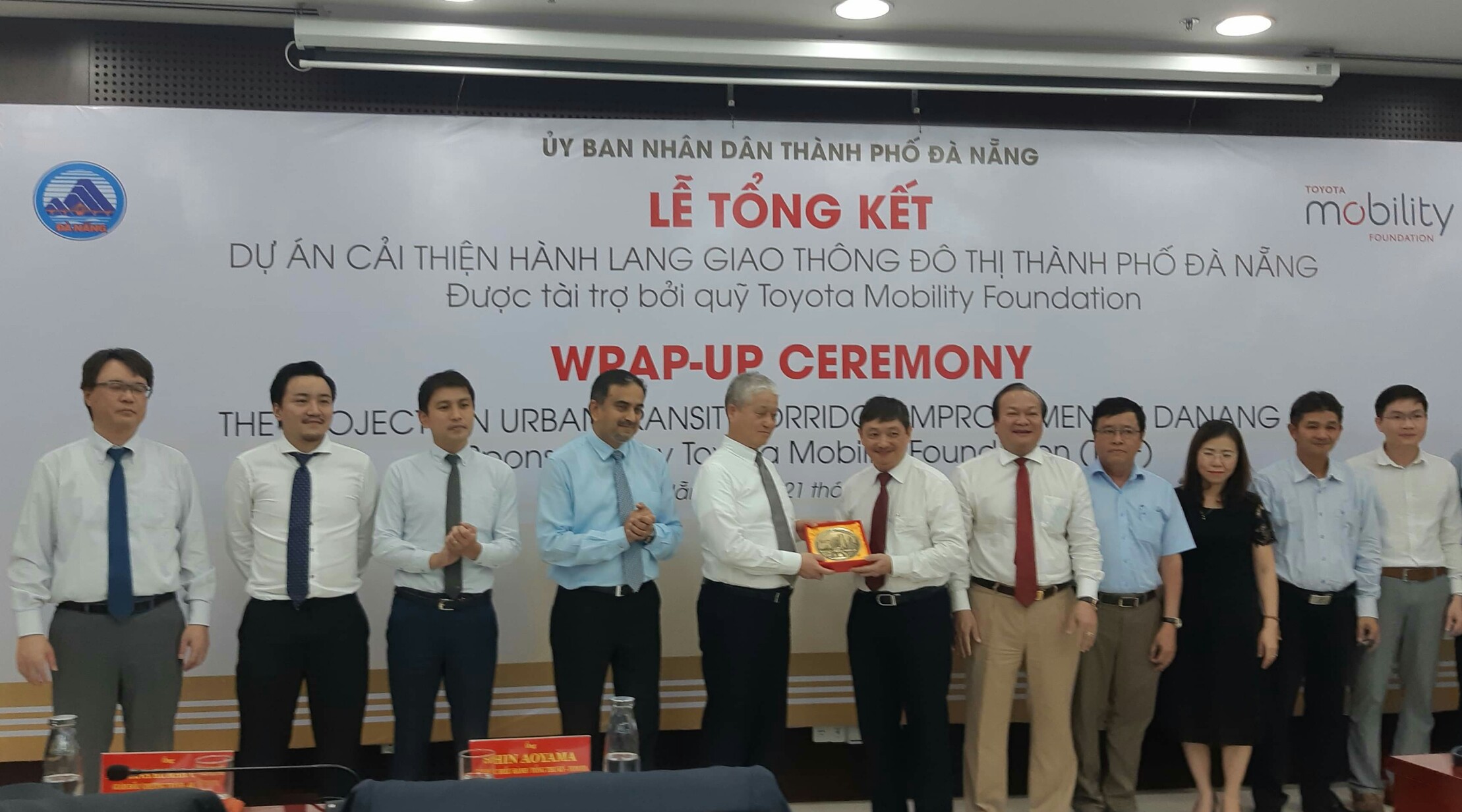Phó chủ tịch UBND thành phố Đà Nẵng Đặng Việt Dũng tặng quà lưu niệm cho ngài