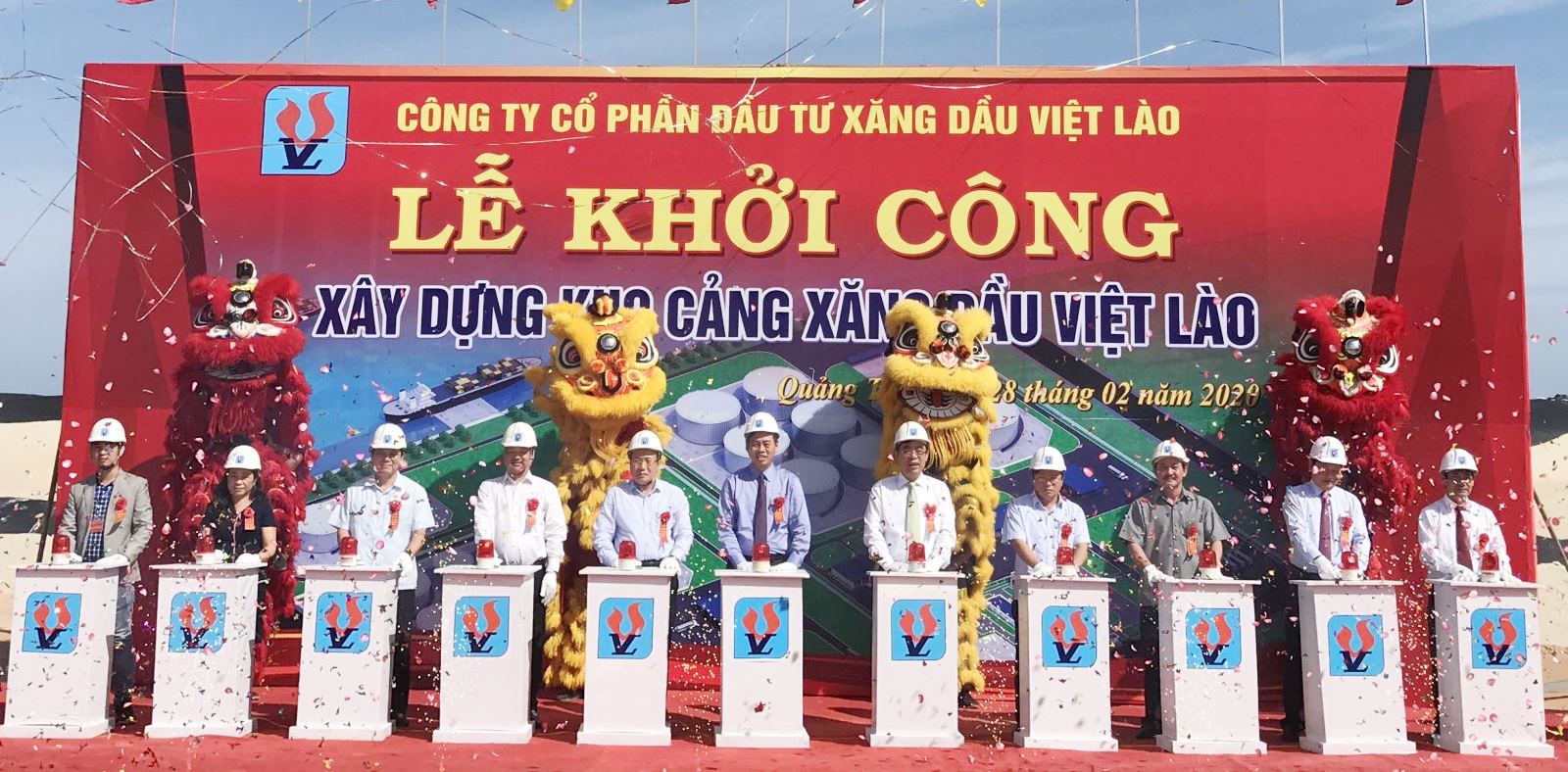 Các đại biểu thực hiện nghi thức khởi công Dự án Kho cảng xăng dầu Việt Lào.