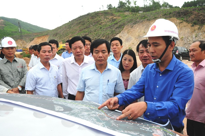 Phó chủ tịch UBND tỉnh Thừa Thiên Huế Nguyễn Văn Phương trong một chuyến kiểm tra thị sát công tác giải phóng mặt bằng cho Dự án cao tốc Cam Lộ - La Sơn.