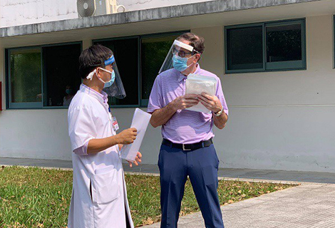 Cơ quan chức năng làm thủ tục ra viện cho Bệnh nhân số 49