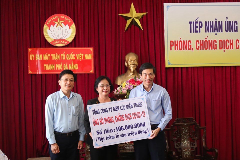 Lãnh đạo Điện lực miền Trung trao 106 triệu đồng ủng hộ phong trào phòng chống dịch Covid-19 cho UB Mặt trận Tổ quốc Việt Nam thành phố Đà Nẵng.