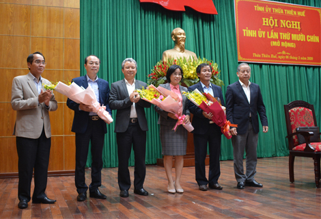 Thường trực Tỉnh ủy tặng hoa chúc mừng đồng chí Nguyễn Văn Phương (thứ hai), Phạm Thị Minh Huệ (thứ ba bên phải) được Ban Chấp hành Đảng bộ tỉnh bầu vào Ban Thường vụ Tỉnh ủy nhiệm kỳ 2015 - 2020.jpg