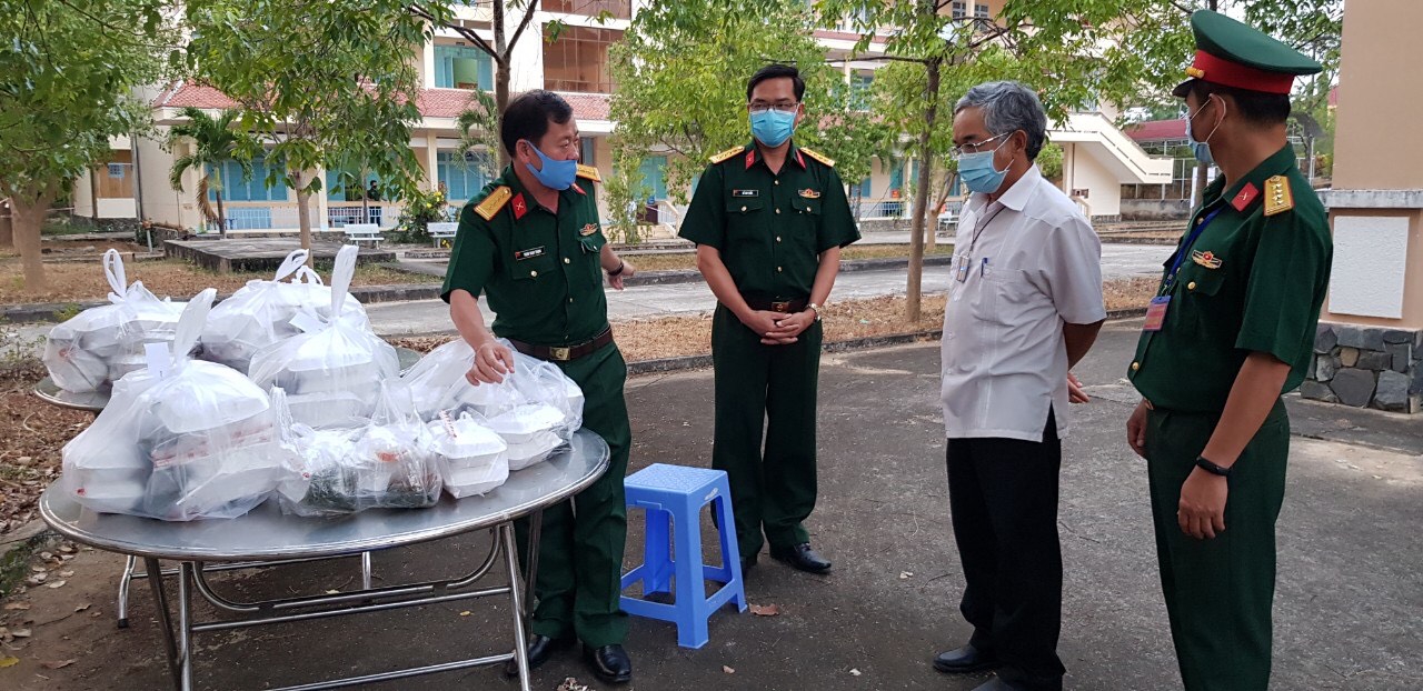 Bí thư tỉnh ủy tỉnh Kon Tum Nguyễn Văn Hùng kiểm tra công tác chuẩn bị bữa ăn cho người dân tại Khu cách ly cơ sở 1 Trường Cao đẳng Cộng đồng Kon Tum
