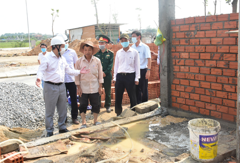 Chủ tịch UBND tỉnh Thừa Thiên Huế Phan Ngọc Thọ kiểm tra tiến độ xây dựng nhà cho các hộ nghèo thuộc Dự án.jpg