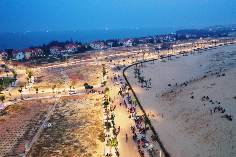 Bãi tắm và đồi cát Nhân Trạch, một trong những địa điểm du lịch nổi tiếng tại Quảng Bình