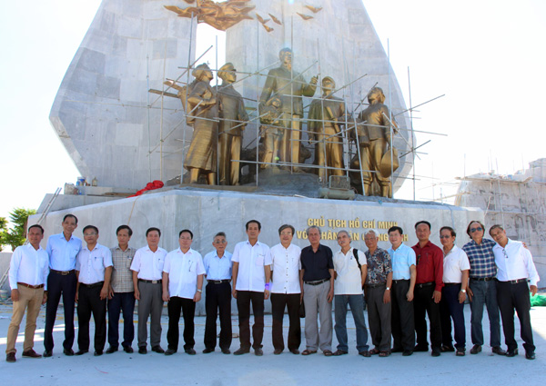 Chủ tịch UBND tỉnh Quảng Bình Trần Công Thuật và các đại biểu chụp hình lưu niệm tại Tượng đài