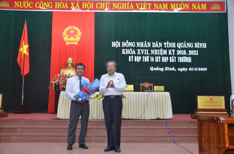 Bí thư Tỉnh ủy Quảng Bình Hoàng Đăng Quang tặng hoa chúc mừng Phó chủ tịch UBND tỉnh Trần Phong.
