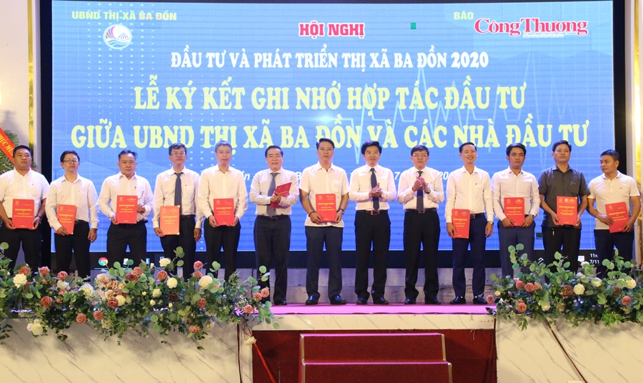 Các nhà đầu tư ký kết biên bản hợp tác đầu tư vào thị xã Ba Đồn, Quảng Bình