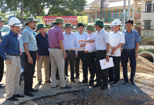 Phó chủ tịch Thường trực UBND tỉnh Quảng Bình Nguyễn Xuân Quang kiểm tra tình hình giải phóng mặt bằng các Dự án.