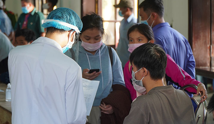 Các cán bộ y tế Thừa Thiên Huế lấy mẫu xét nghiệm cho người trở về từ vùng dịch.