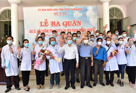 Chủ tịch UBND tỉnh Thừa Thiên Huế Phan Ngọc Thọ chụp hình lưu niệm với đoàn công tác ngành y tế Huế chi viện cho Đà Nẵng.