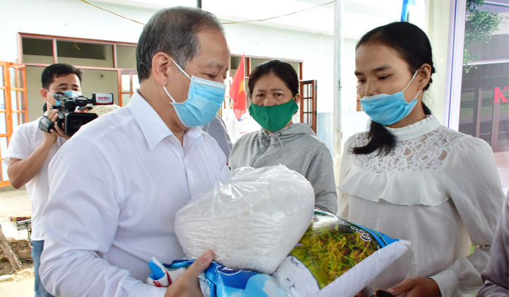 Chủ tịch UBND tỉnh Thừa Thiên Huế Phan Ngọc Thọ tặng quà cho các hộ gia đình.