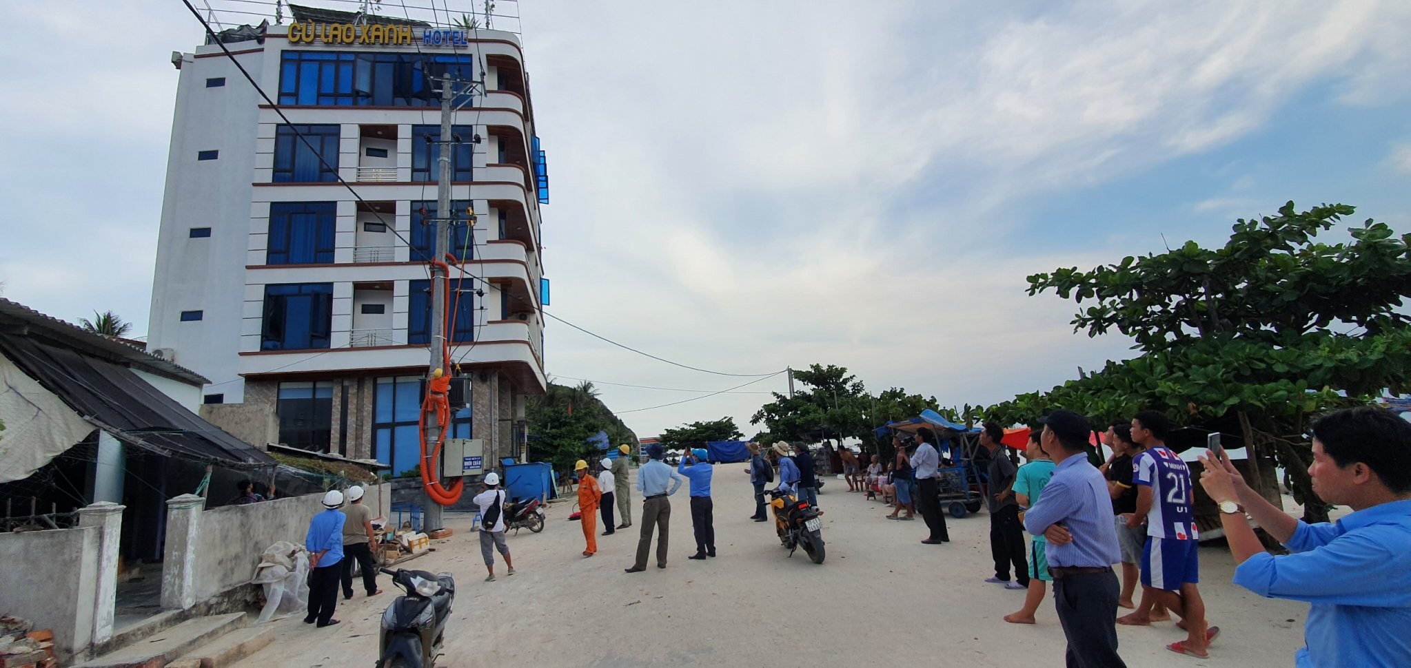 Người dân xã đảo Nhơn Châu, TP Quy Nhơn, Bình Định vui mừng khi đón dòng điện quốc gia.