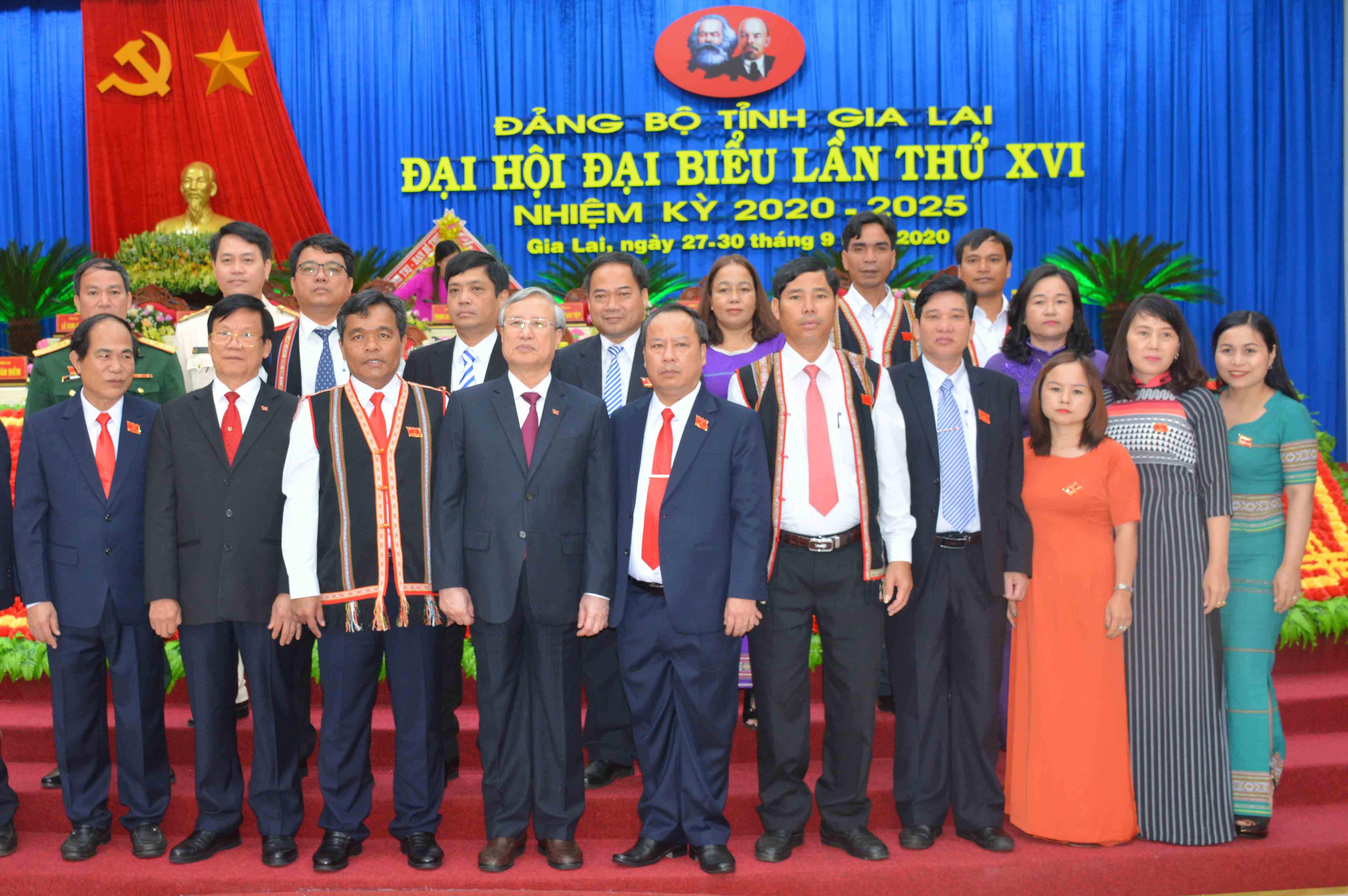 Các đại biểu dự Đại hội chụng hình lưu niệm với Ủy viên Bộ Chính trị, Thường trực Ban Bí thư Trần Quốc Vượng.