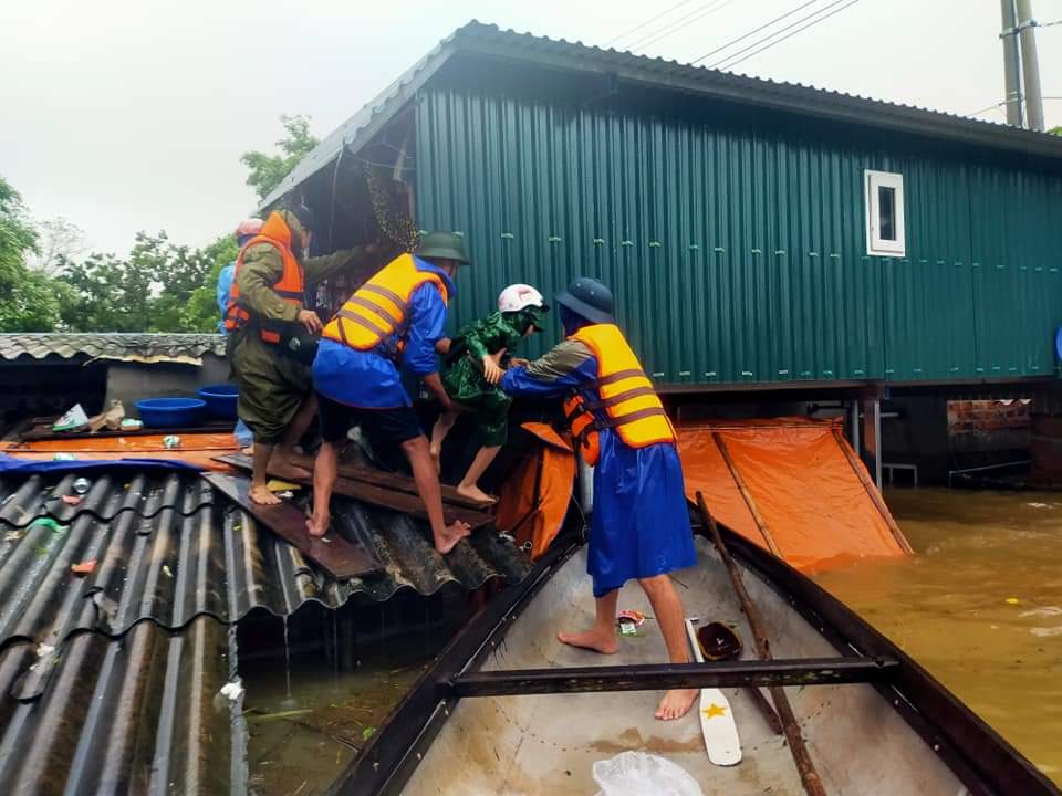 Lực lượng chức năng triển khai công tác cứu hộ cứu nạn cho người dân vùng ngập lụt tại Quảng Bình. 
