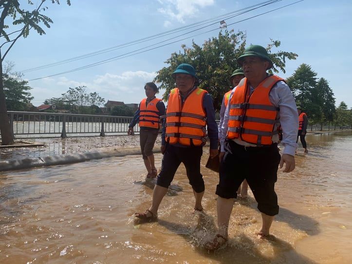 Bộ trưởng Bộ Kế hoạch và Đầu tư Nguyễn Chí Dũng cùng Bí thư Tỉnh ủy tỉnh Quảng Bình Vũ Đại Thắng kiểm tra tình hình ngập lụt tại huyện Lệ Thủy, Quảng Bình.
