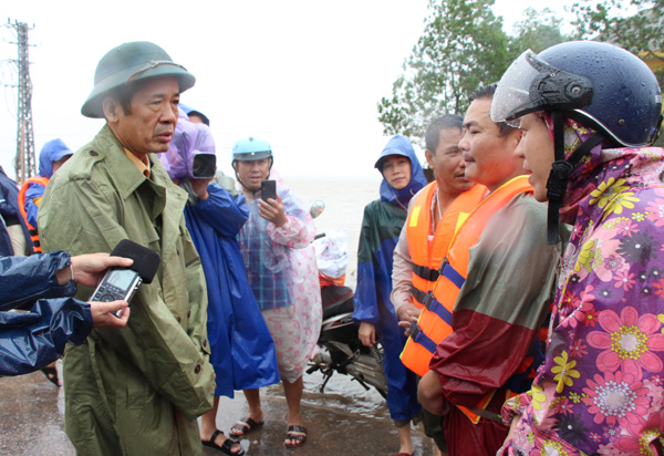 Chủ tịch Trần Công Thuật trao quà, động viên người dân vùng lũ Lệ Thủy, Quảng Ninh