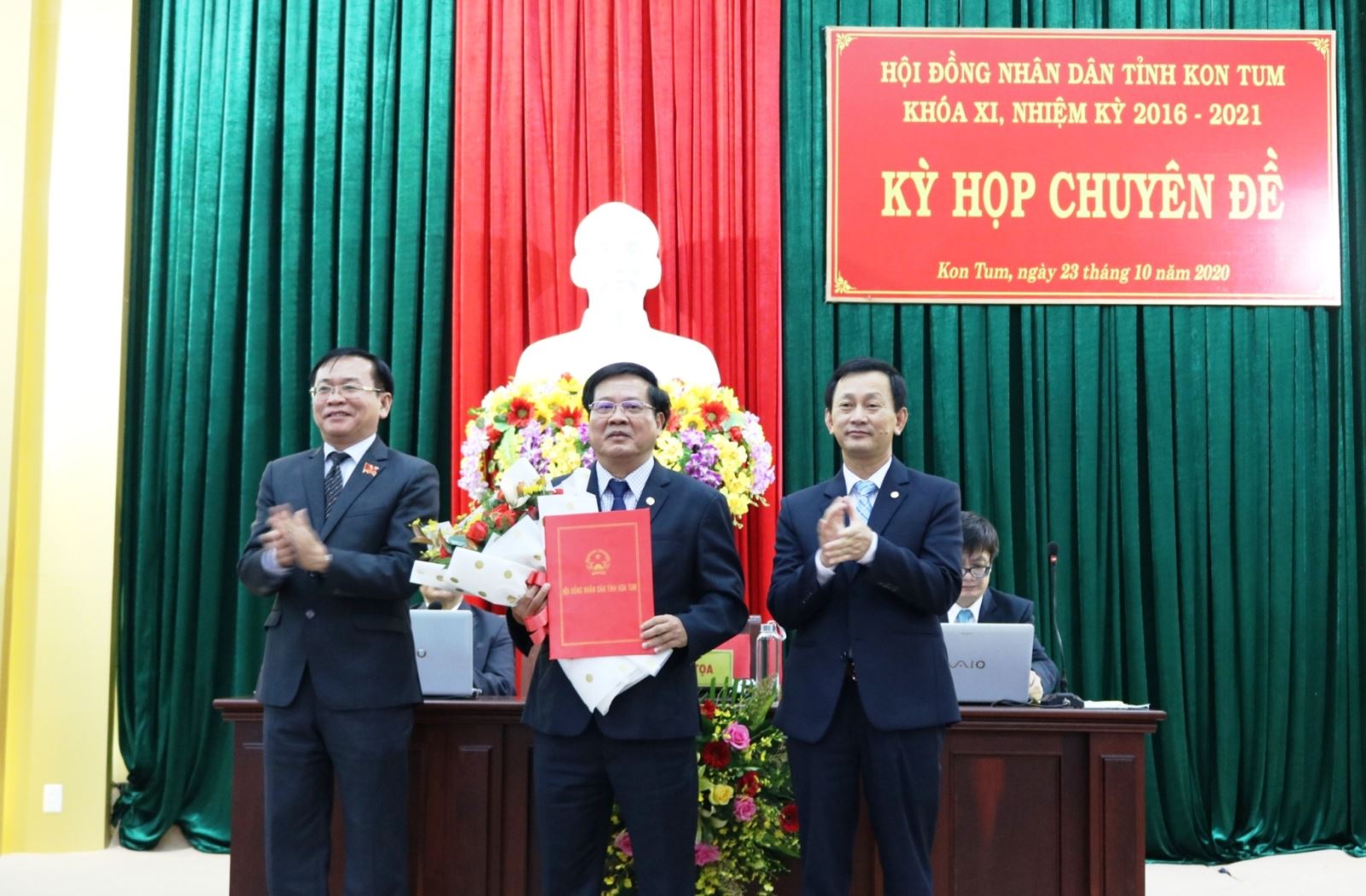 Ông Lê Ngọc Tuấn (giữa ảnh) được bầu trở thành Chủ tịch UBND tỉnh Kon Tum. 