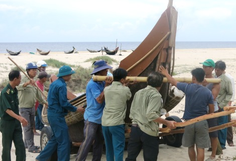 Lực lượng chức năng hỗ trợ ngư dân di chuyển tàu thuyền đến nơi an toàn trước bão.