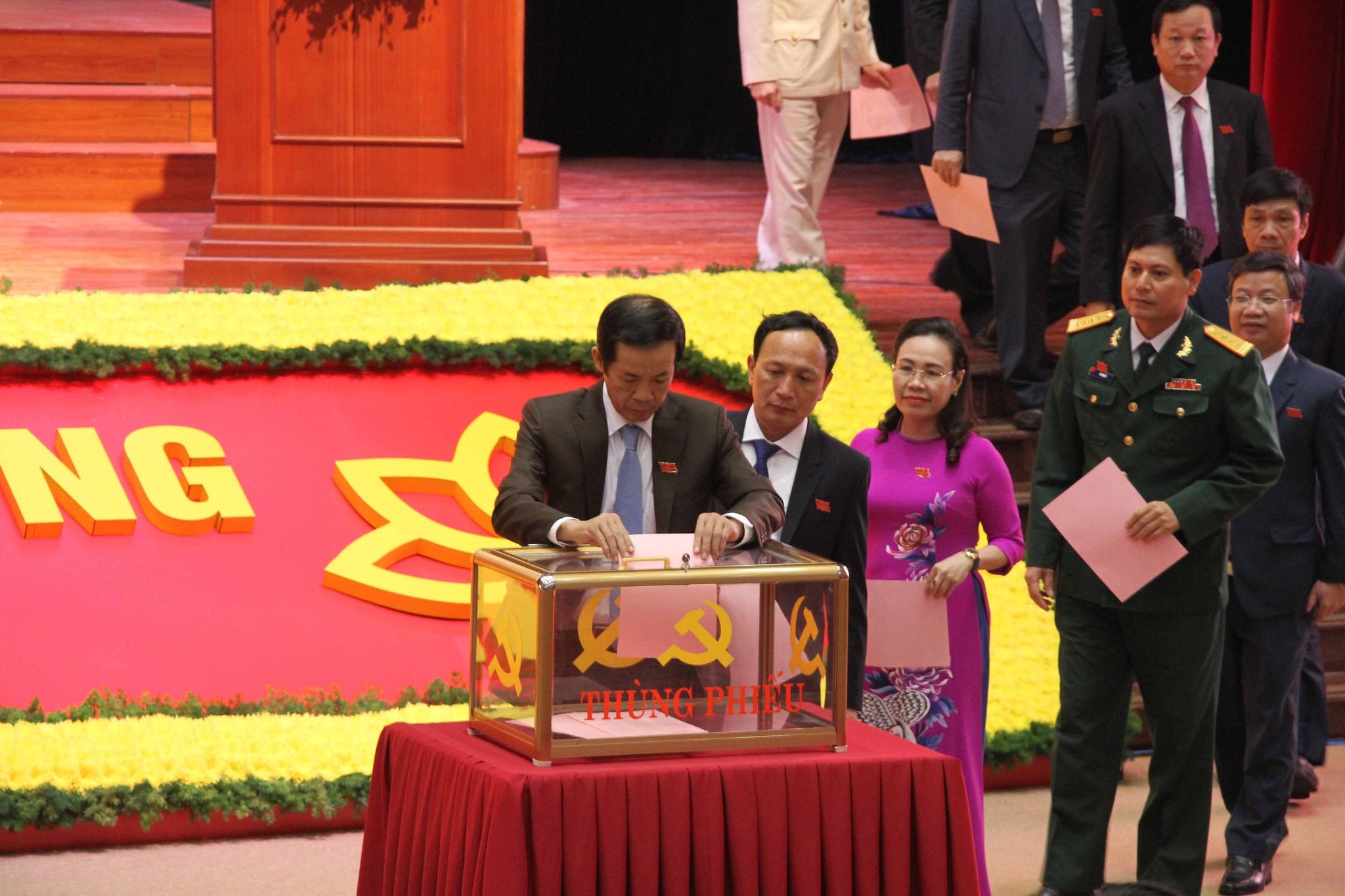 Các đại biểu bầu Ban Chấp hành Đảng bộ tỉnh Quảng Bình khóa XVII