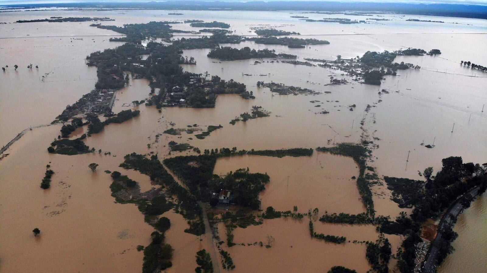 Cơn bão lũ gây nhiều thiệt hại về người và tài sản tại các tỉnh miền Trung
