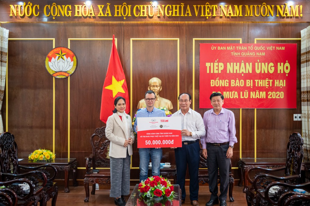 Đại diện TCGLand, Shilla Monogram Quangnam Danang, The Five Villas & Resort trao tiền ủng hộ cho UBMTTQ tỉnh Quảng Nam.