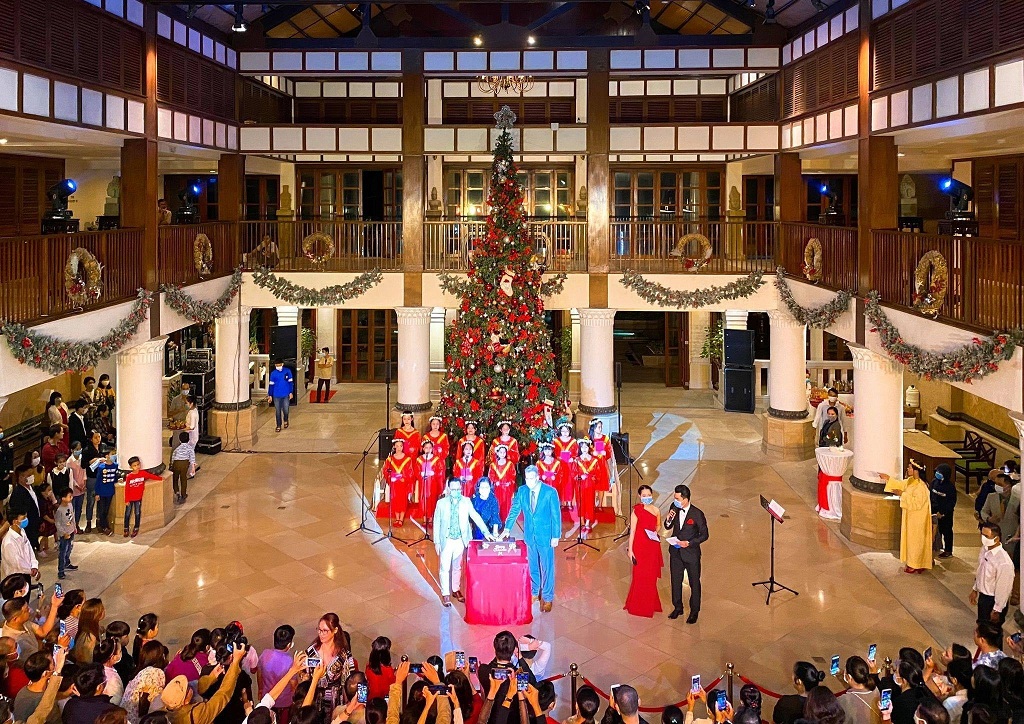 Lễ thắp sáng cây thông Noel báo hiệu một mùa Giáng sinh bắt đầu tại Furama Đà Nẵng.
