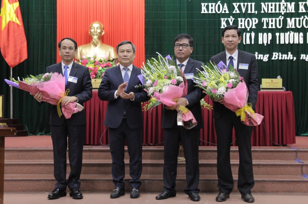 Bí thư Tỉnh ủy tỉnh Quảng Bình Vũ Đại Thắng tặng hoa chúc mừng 3 Phó chủ tịch UBND tỉnh mới được bầu.