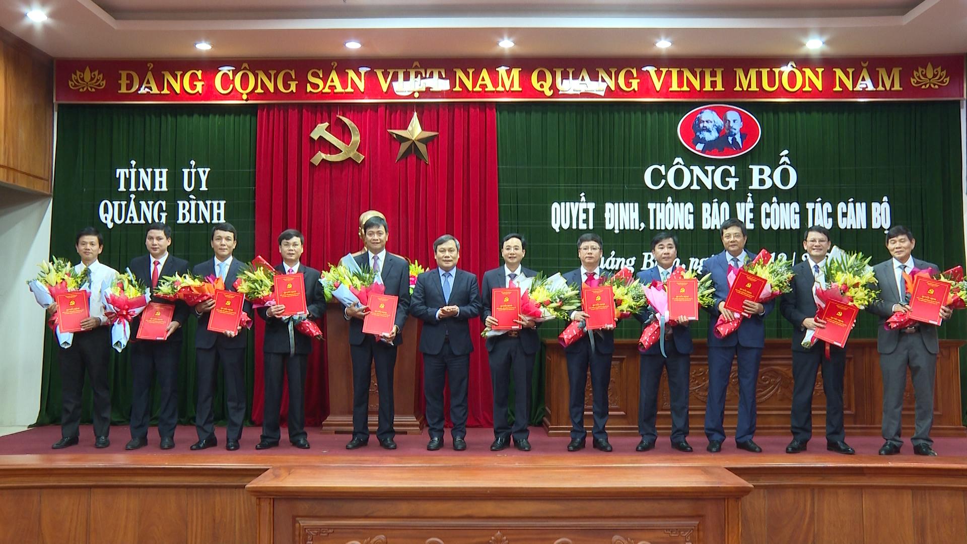 Bí thư Tỉnh ủy Quảng Bình Vũ Đại Thắng trao quyết định và tặng hoa các lãnh đạo Sở, ngành của tỉnh Quảng Bình được điều động, bổ nhiệm
