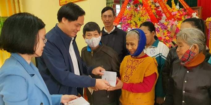Ông Nguyễn Hữu Hán, Phó Chủ tịch UBND huyện Lệ Thủy trao quà Tết 
