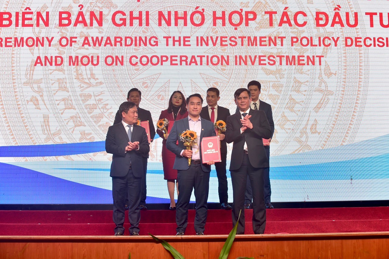 Ông Trần Ngọc Thái (giữa) - đại diện Đất Xanh Miền Trung nhận quyết định chủ trương đầu tư tỉnh Quảng Bình từ Chủ tịch UBND Tỉnh Quảng Bình 