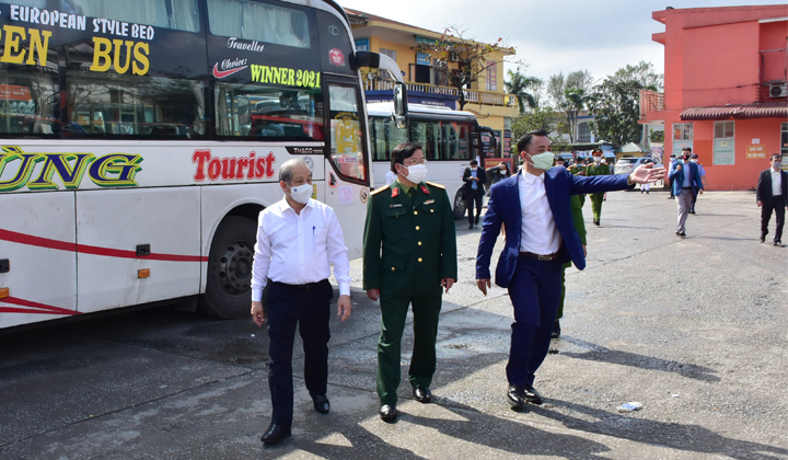Chủ tịch UBND tỉnh Thừa Thiên Huế Phan Ngọc Thọ đi kiểm tra tình hình phòng chống dịch Covid-19 tại khu vực Bến xe phía Nam TP Huế.