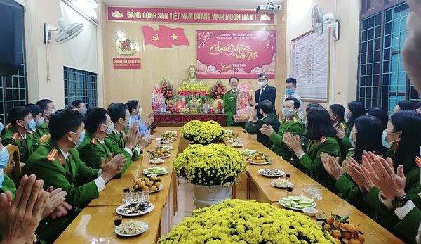 Chủ tịch tỉnh Quảng Bình chúc tết các đơn vị trong đêm giao thừa