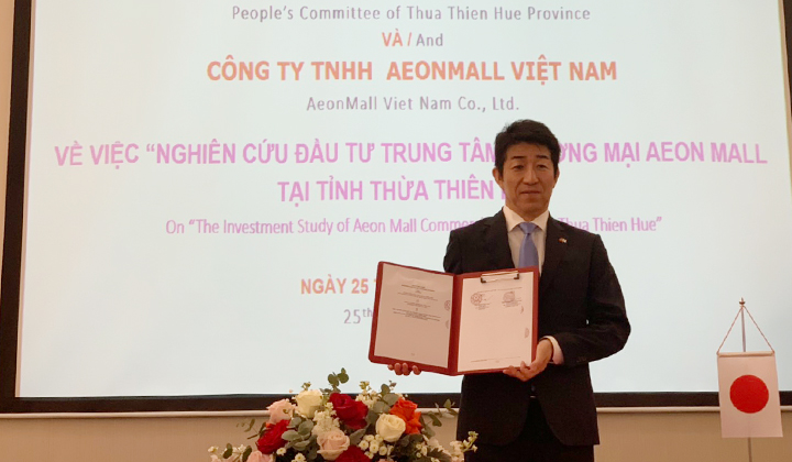 Tổng Giám đốc Công ty TNHH AEONMALL Việt Nam Nakagawa Tetsuyuki ký biên bản Ghi nhớ tại điểm cầu trực tuyến ở trụ sở công ty tại Hà Nội.