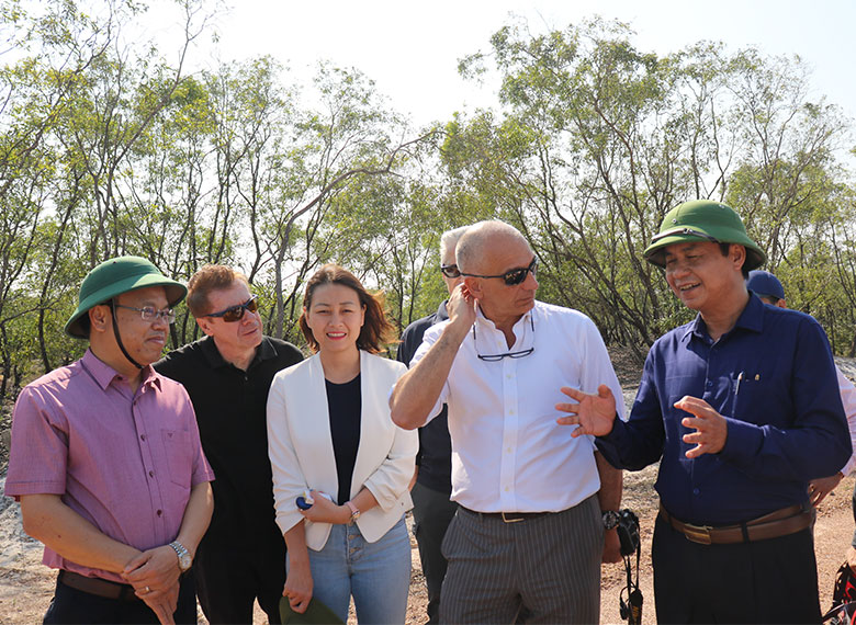 Đoàn công tác Công ty Năng lượng ENI Việt Nam khảo sát đầu tư tại Quảng Trị.